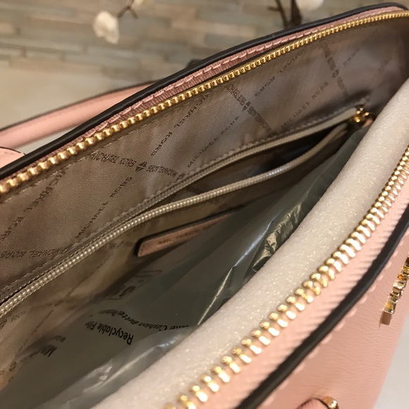 Authentic Michael Kors Crossbody Purse / Bag - Picture 5 of 8